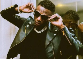 Tears rolled down Wizkid’s eyes at his mother’s candlelight
