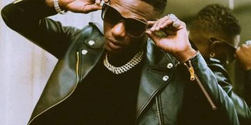 Tears rolled down Wizkid’s eyes at his mother’s candlelight