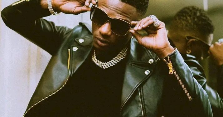 Tears rolled down Wizkid’s eyes at his mother’s candlelight