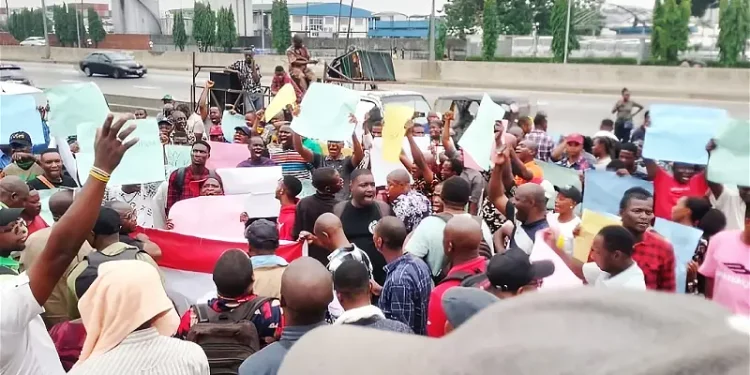 “Let beverage workers breathe”-Distillers protest against sachet alcohol ban in Lagos
