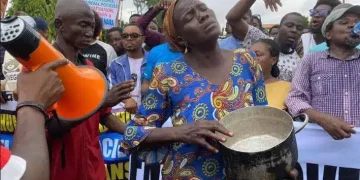 Protest: Woman joins protest with an empty pot shouting ‘hunger..hunger’ in Lagos