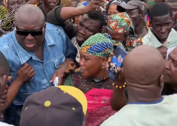 Ibadan- Fuji icon; Saheed Osupa gifts an onion seller who is a Devoted Fan at Oje Market