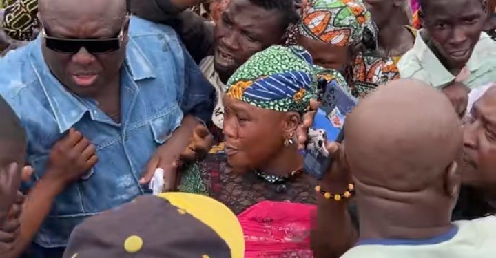 Ibadan- Fuji icon; Saheed Osupa gifts an onion seller who is a Devoted Fan at Oje Market