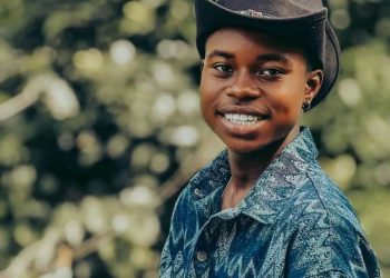 Moment Peller Rejects Unknown Handshake While Visiting His Old Friends in Ikorodu