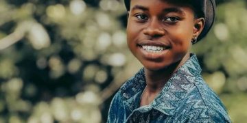 Moment Peller Rejects Unknown Handshake While Visiting His Old Friends in Ikorodu