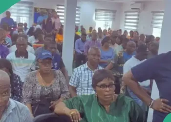 Tension in Ibadan as Investors Storm CBEX Office After Platform Collapse