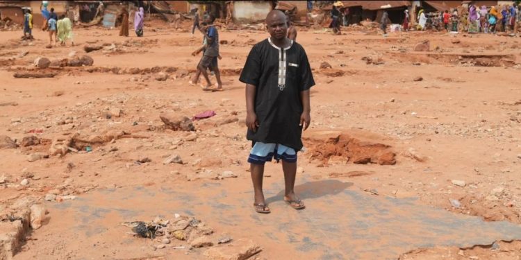Survivor of Niger Floods Left With Only One Cloth After Losing Wife, Newborn, and 7 Others