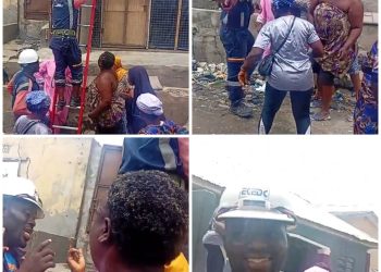 Women Confront DisCo Officials, Blocks Officials From Disconnecting Power