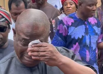 Yinka Quadri Breaks Down in Tears at Ogogo’s Burial