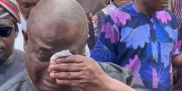 Yinka Quadri Breaks Down in Tears at Ogogo’s Burial